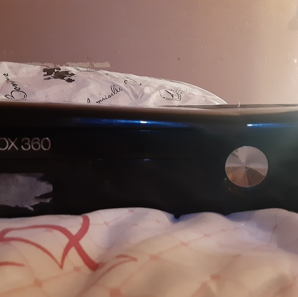 Xbox 360 - Picture 1 of 2